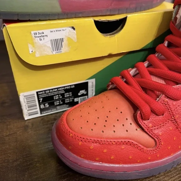 Nike SB Dunk High Strawberry Cough Size 7 8.5W CW7093-600  display picture 2
